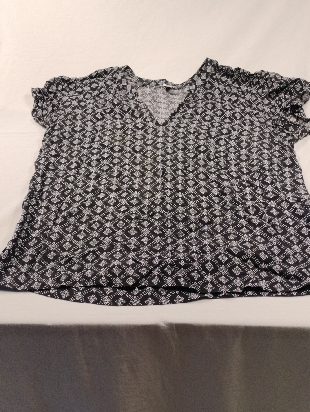 Old Navy Black and White Geometric V-Neck Short Sleeve Top Size Large